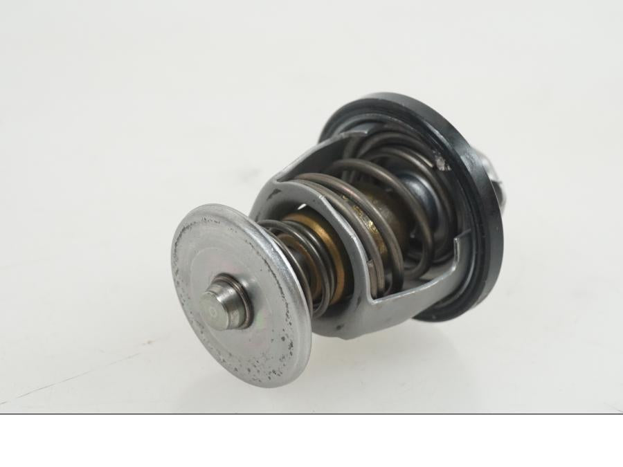 Höger sida på Vattenkyltermostat från en KTM 1290 Super Duke R -2021 motorcykel.