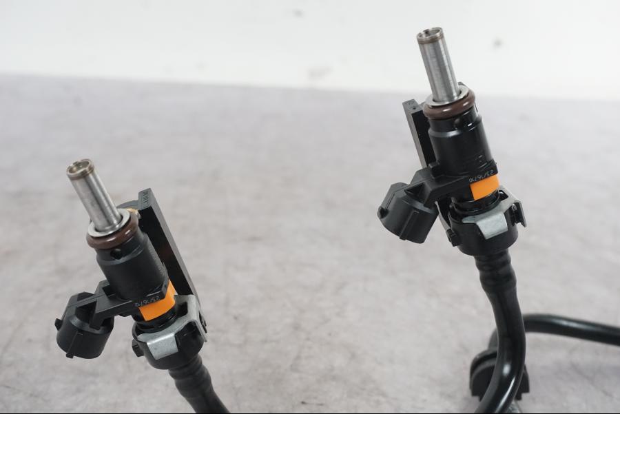 Snett nerifrån på Fuel Rail från en Ducati Multistrada V4 -2024 motorcykel.