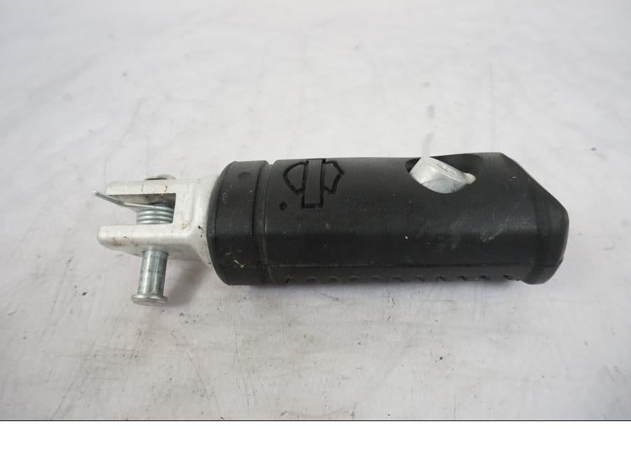 Höger sida på Fotpinne från en H-D Softail Sport Glide FLSB -2022 motorcykel.