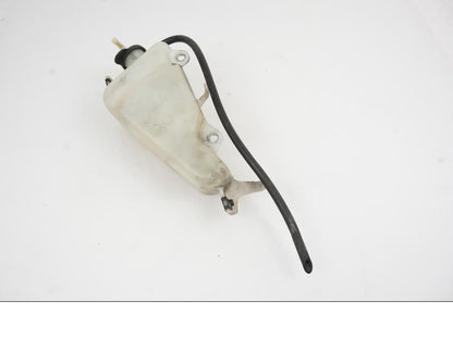 Baksidan på Vattenexpansionskärl från en Yamaha YZF R6 -2006 motorcykel.