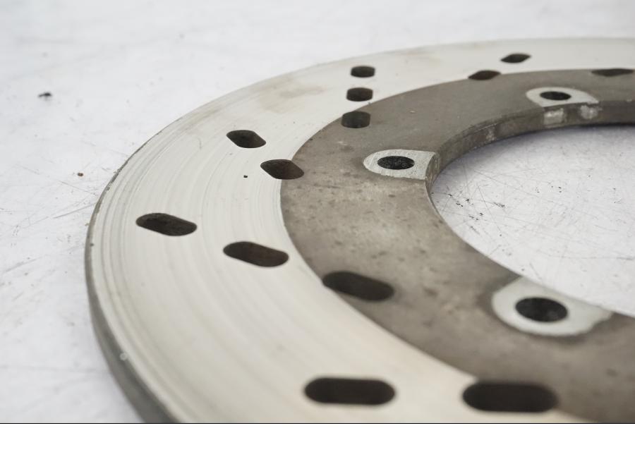 Baksidan på Bromsskiva från en Suzuki GSX 550 EF -1985 motorcykel.