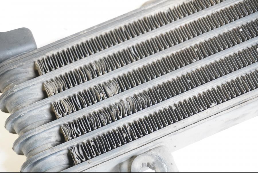 Snett uppifrån på Oljekyl från en Suzuki DL 1000 -2004 motorcykel.