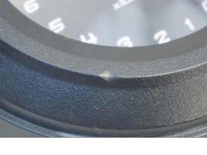 Snett uppifrån på Instrumentpanel från en Kawasaki Versys 1000 -2015 motorcykel.