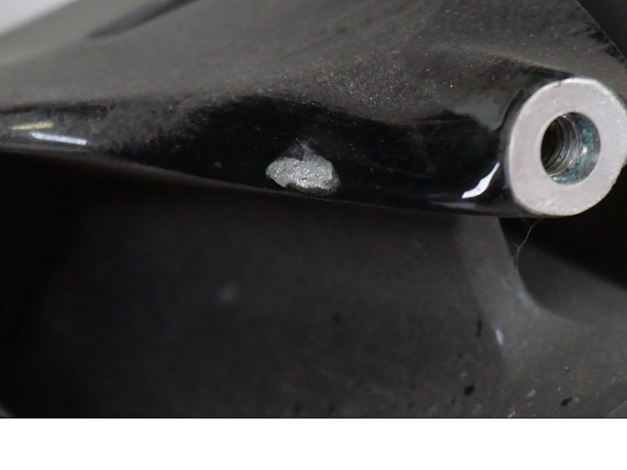 Snett nerifrån på Fälg från en KTM 790 Duke -2019 motorcykel.