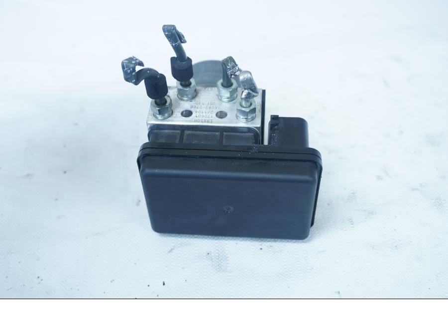 Vänster sida på ABS Modulator från en Kawasaki Ninja 650 -2018 motorcykel.