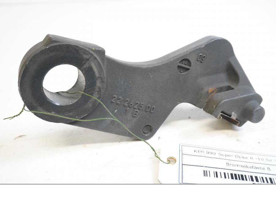 Framsidan på Bromsoksfäste från en KTM 990 Super Duke R -2010 motorcykel.