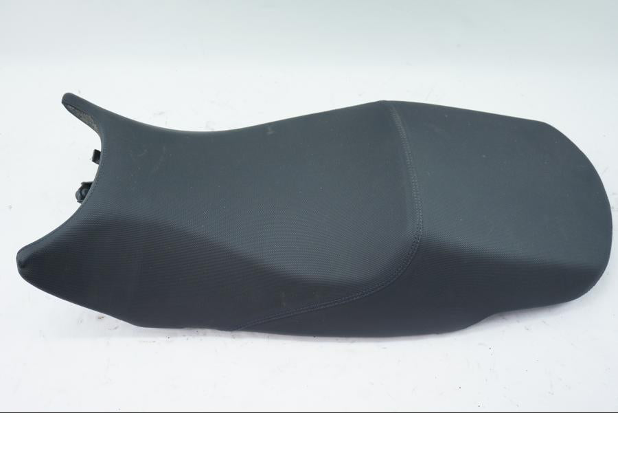 Baksidan på Sadel från en Triumph Sprint GT -2011 motorcykel.