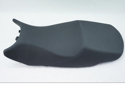 Baksidan på Sadel från en Triumph Sprint GT -2011 motorcykel.