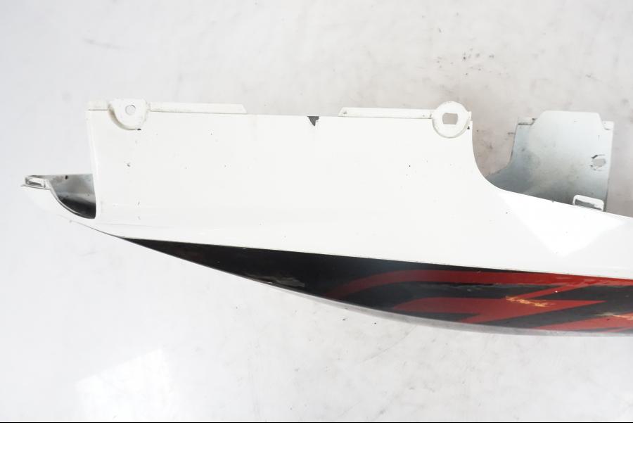 Snett nerifrån på Bakvinge från en Yamaha YZF-R 125 -2008 motorcykel.