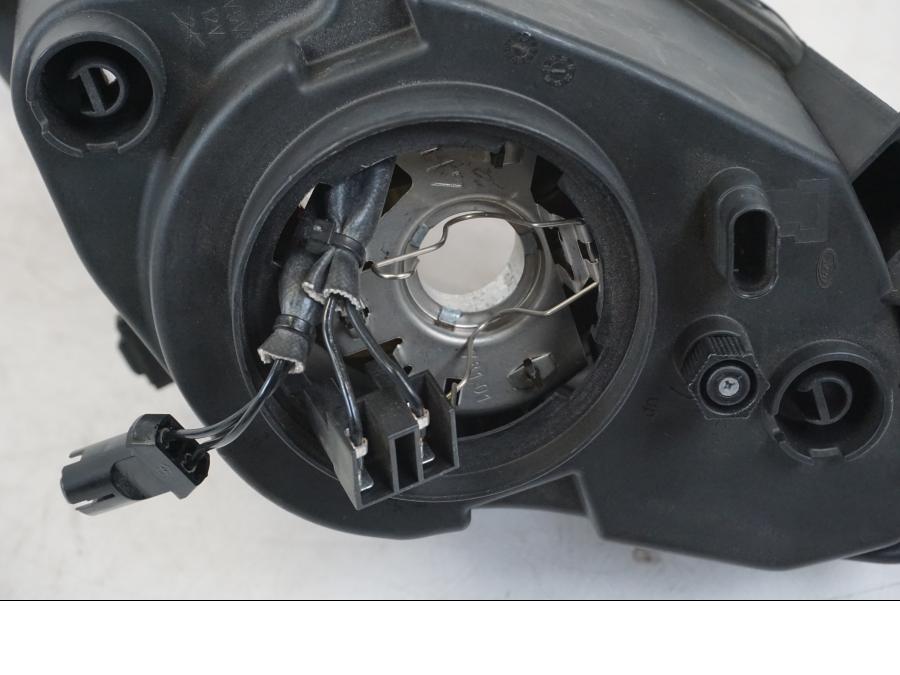 Snett nerifrån på Strålkastare från en BMW S 1000 XR -2014 motorcykel.