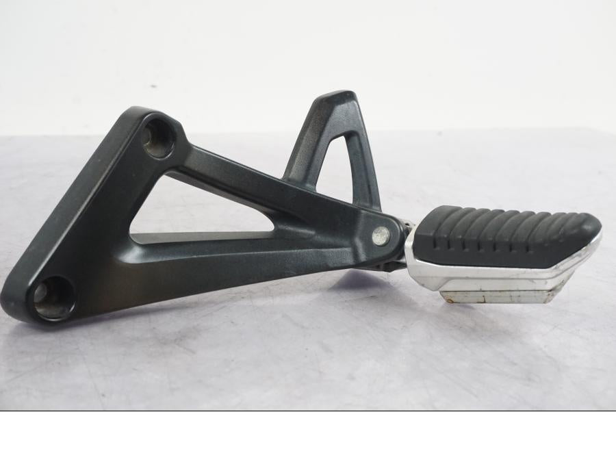 Baksidan på Fotpinne från en Suzuki GSF 1250 -2010 motorcykel.