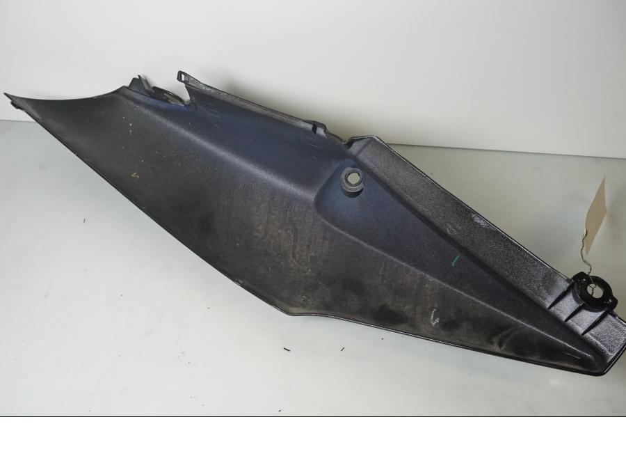 Snett nerifrån på Bakvinge från en Honda CBF 1000 -2006 motorcykel.