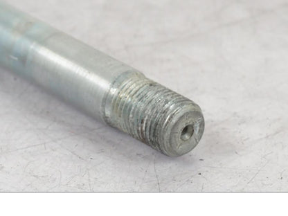 Vänster sida på Axel från en Suzuki VL 800 -2002 motorcykel.