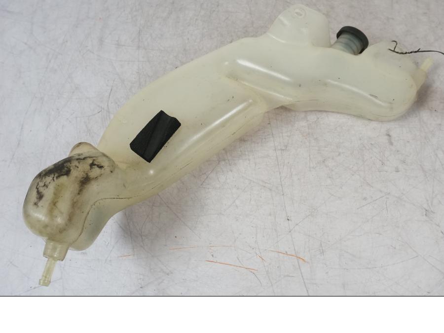 Snett nerifrån på Vattenexpansionskärl från en Suzuki GSX 1300 RX -1999 motorcykel.