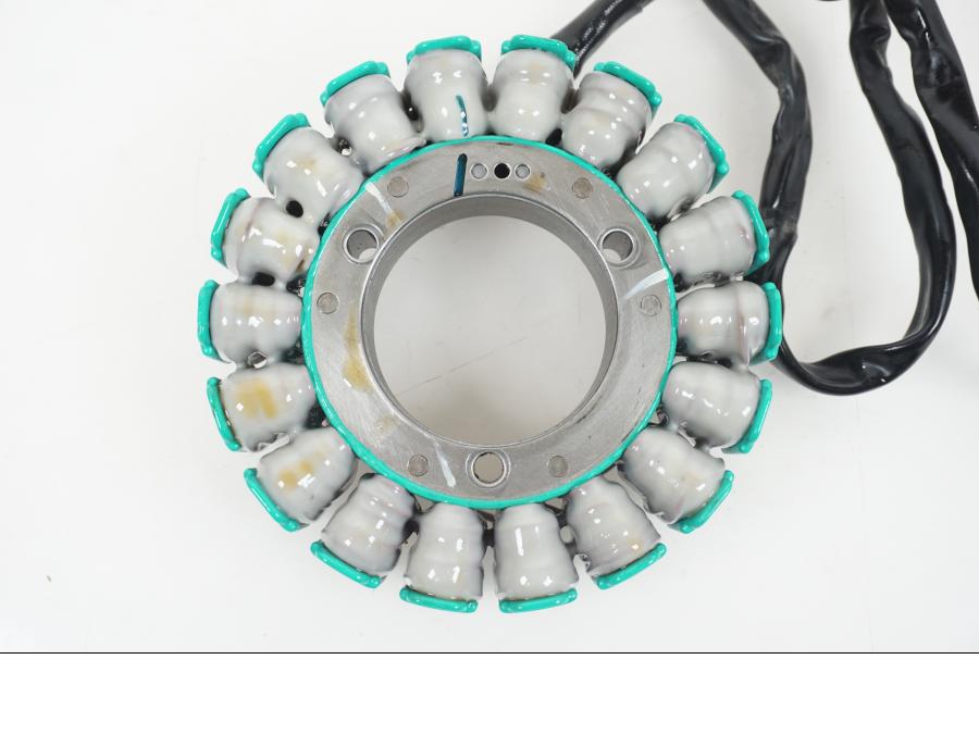 Snett nerifrån på Generator från en BMW F 850 GS -2019 motorcykel.