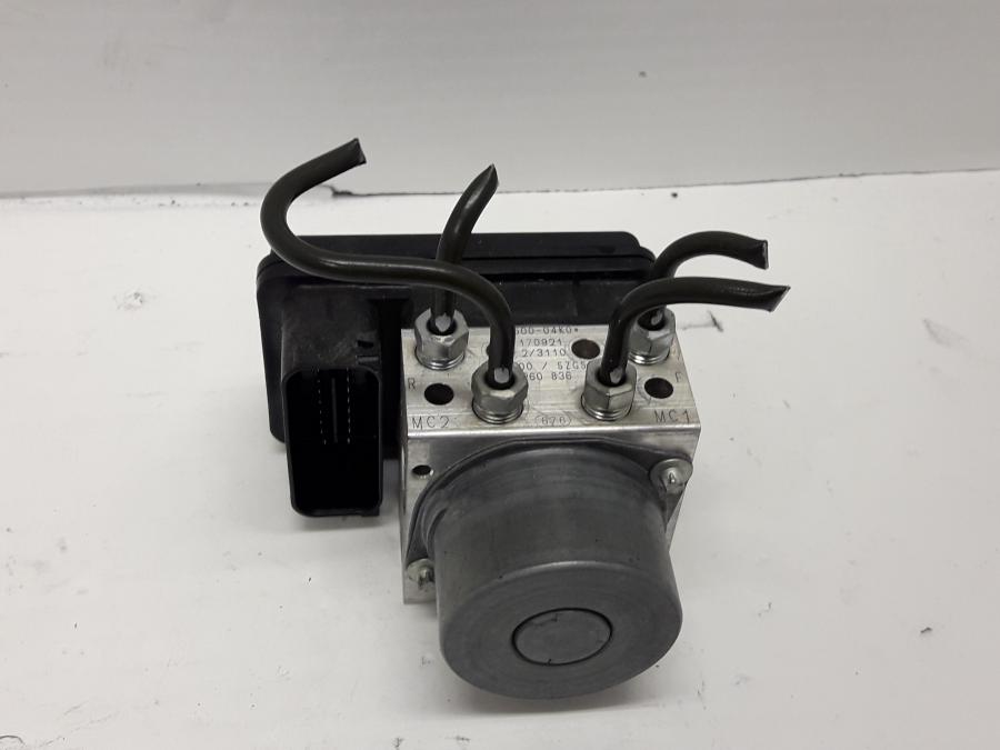 Framsidan på ABS Modulator från en Suzuki GSX-S 1000 -2018 motorcykel.