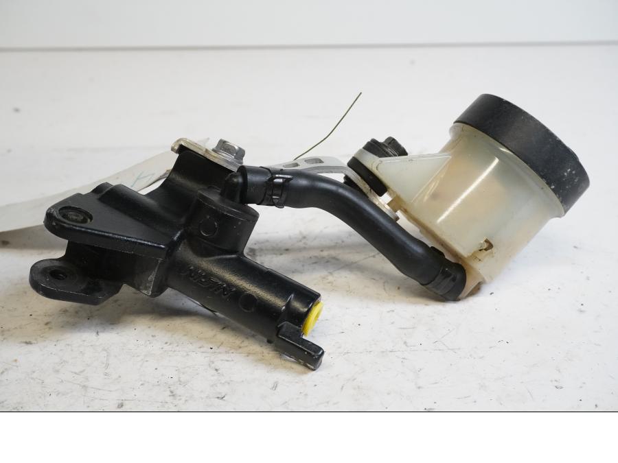 Framsidan på Bromshuvudcylinder från en Honda CBR 900 RR -1997 motorcykel.