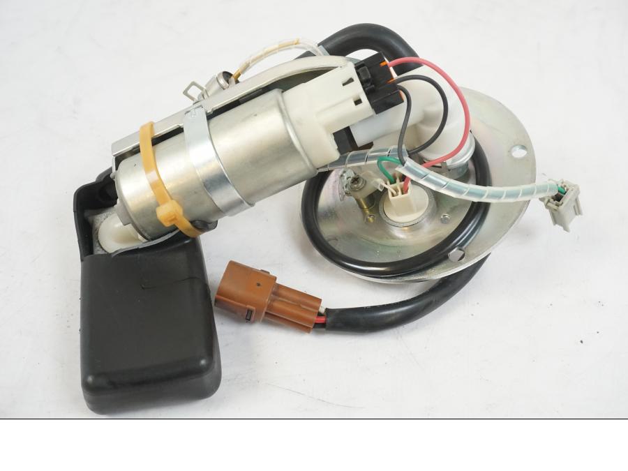 Snett nerifrån på Bensinpump insprut från en Suzuki VZR 1800 -2009 motorcykel.