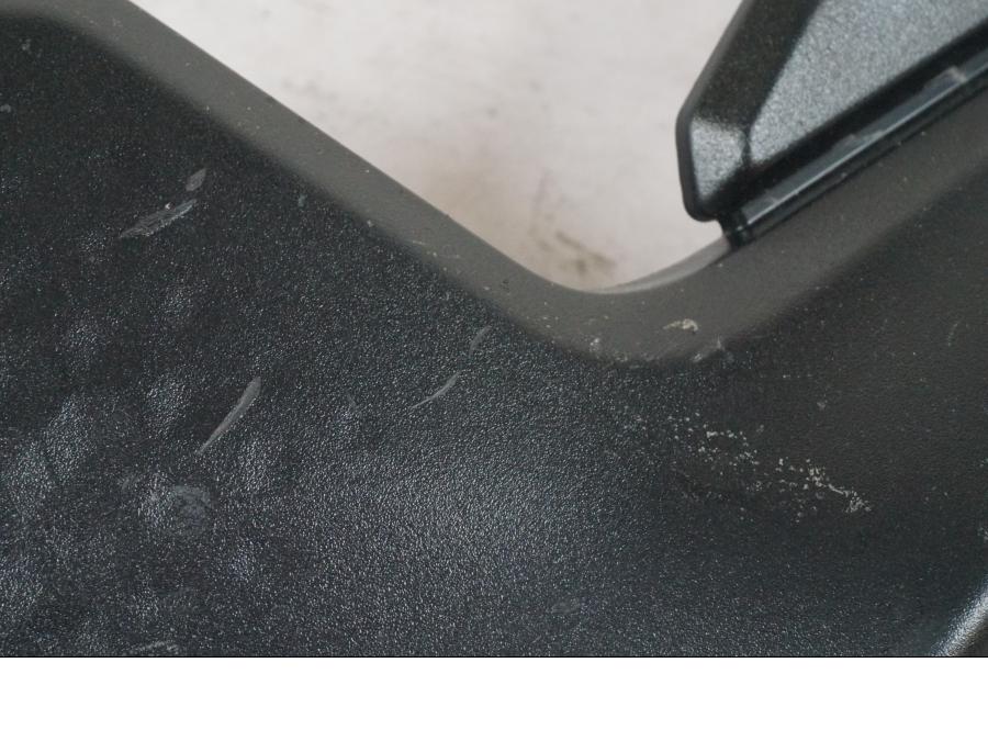 Snett uppifrån på Sidopanel från en Yamaha MT-07 -2023 motorcykel.