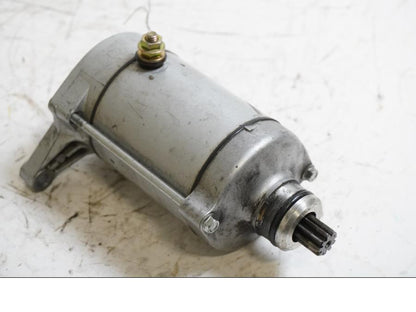 Framsidan på Startmotor från en Yamaha XJR 1300 -2001 motorcykel.