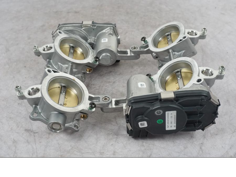 Snett uppifrån på Spjällhus från en Ducati Multistrada V4 -2024 motorcykel.