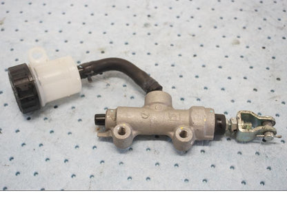 Baksidan på Bromshuvudcylinder från en Kawasaki Z 900 -2019 motorcykel.