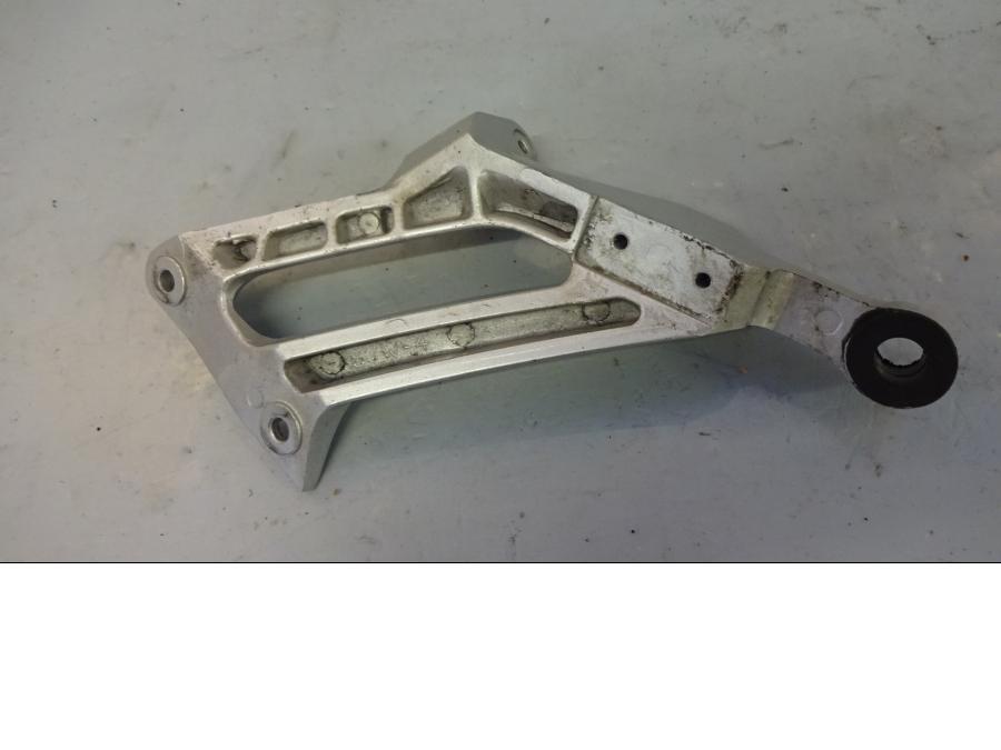 Baksidan på Fotpinnefäste från en Yamaha FJR 1300 -2003 motorcykel.