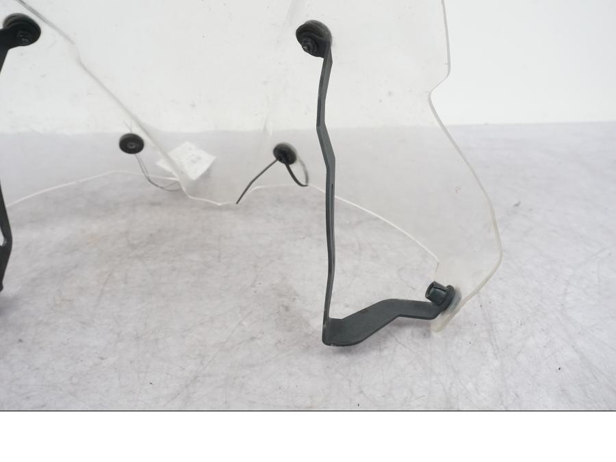 Höger sida på Vindruta från en Triumph Tiger Explorer -2016 motorcykel.