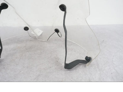 Höger sida på Vindruta från en Triumph Tiger Explorer -2016 motorcykel.