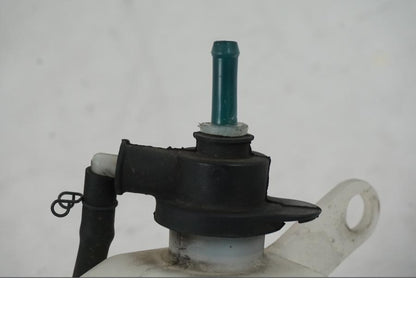 Snett uppifrån på Vattenexpansionskärl från en Yamaha MT-07 -2019 motorcykel.