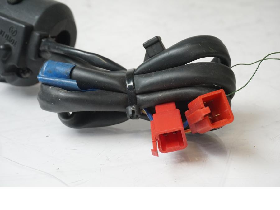 Extrabild2 på <p>Styrelreglage höger från Honda CBR 600 F 1997.</p>

<p>Med ljusbrytare.</p> motorcykel.