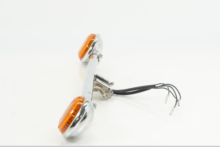 Baksidan på Blinkersfäste från en Yamaha XVS 1100 -2003 motorcykel.