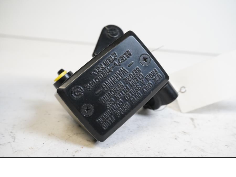 Baksidan på Bromshuvudcylinder från en Yamaha FJR 1300 -2016 motorcykel.