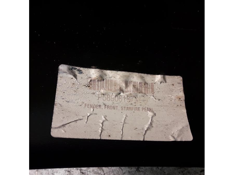 Vänster sida på Framskärm från en H-D Softail Breakout FXSB -2017 motorcykel.