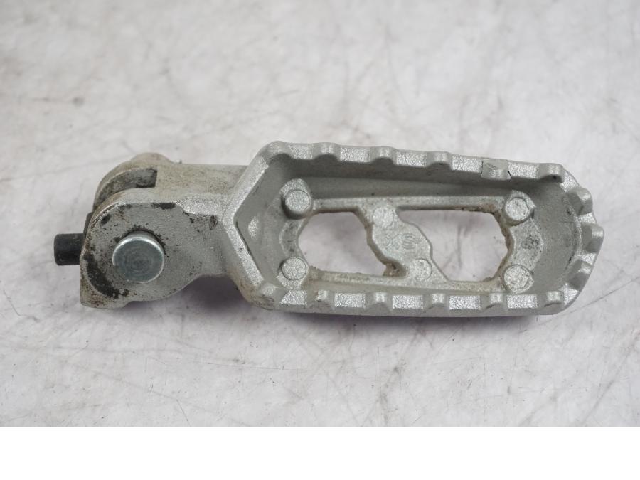 Snett uppifrån på Fotpinne från en Ducati Multistrada V4 -2024 motorcykel.