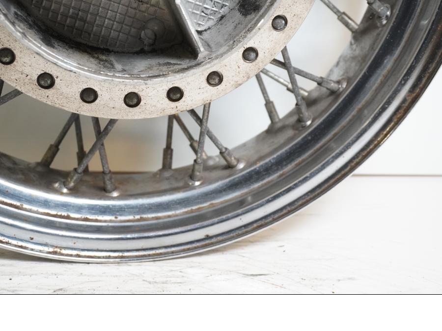 Höger sida på Fälg från en Honda VT 600 C -1996 motorcykel.