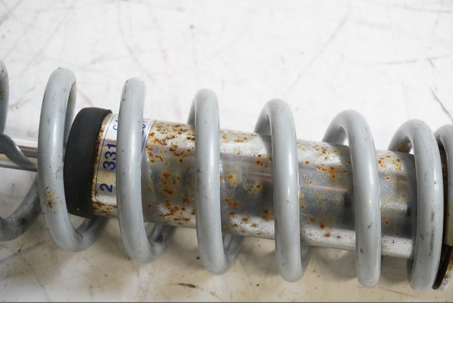 Snett uppifrån på Stötdämpare från en BMW R 1200 C -2002 motorcykel.