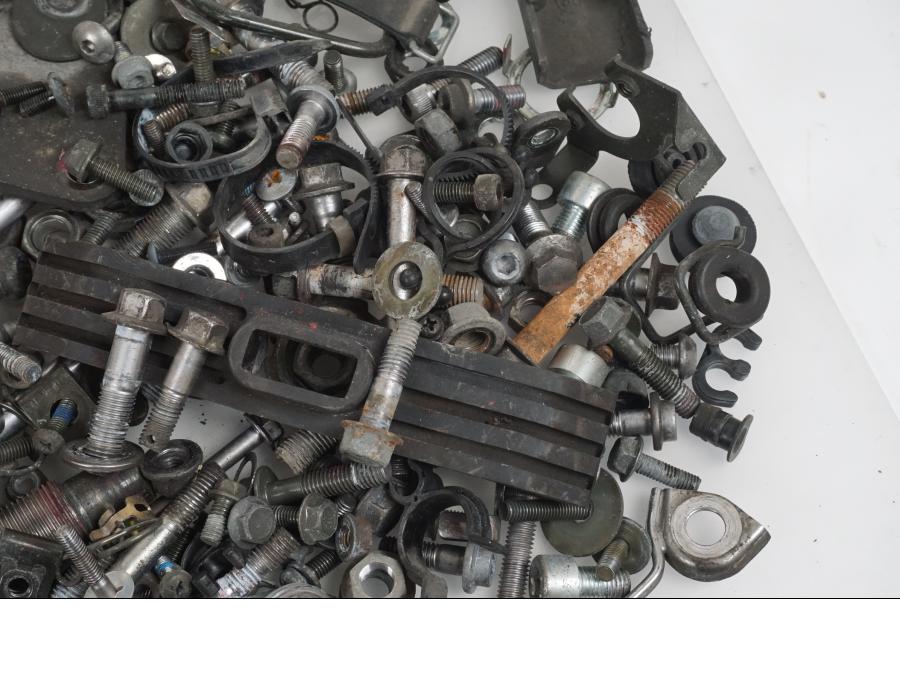 Vänster sida på Skruv / Mutter etc från en Yamaha XJ 900 S -1997 motorcykel.