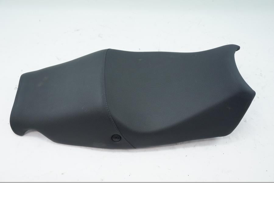 Framsidan på Sadel från en Triumph Sprint ST -2005 motorcykel.