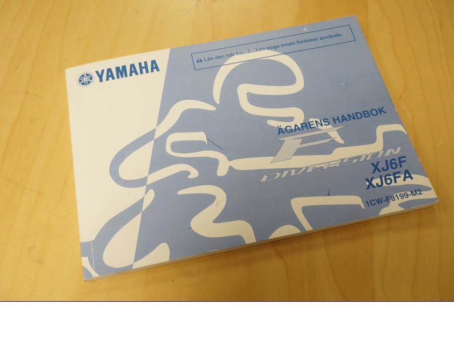 Framsidan på Instruktionsbok från en Yamaha XJ 600 Diversion -2014 motorcykel.