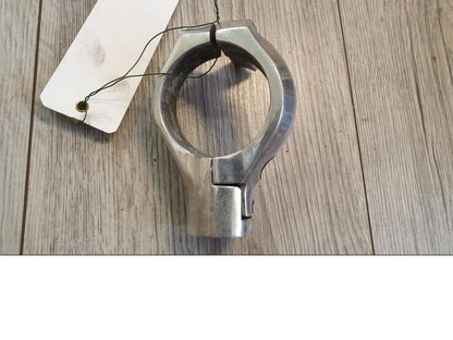 Framsidan på Blinkersfäste från en Honda VTX 1800 -2002 motorcykel.