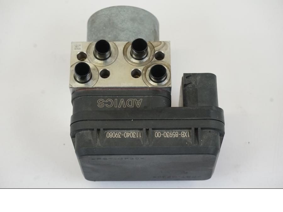 Baksidan på ABS Modulator från en Yamaha MT-07 -2016 motorcykel.