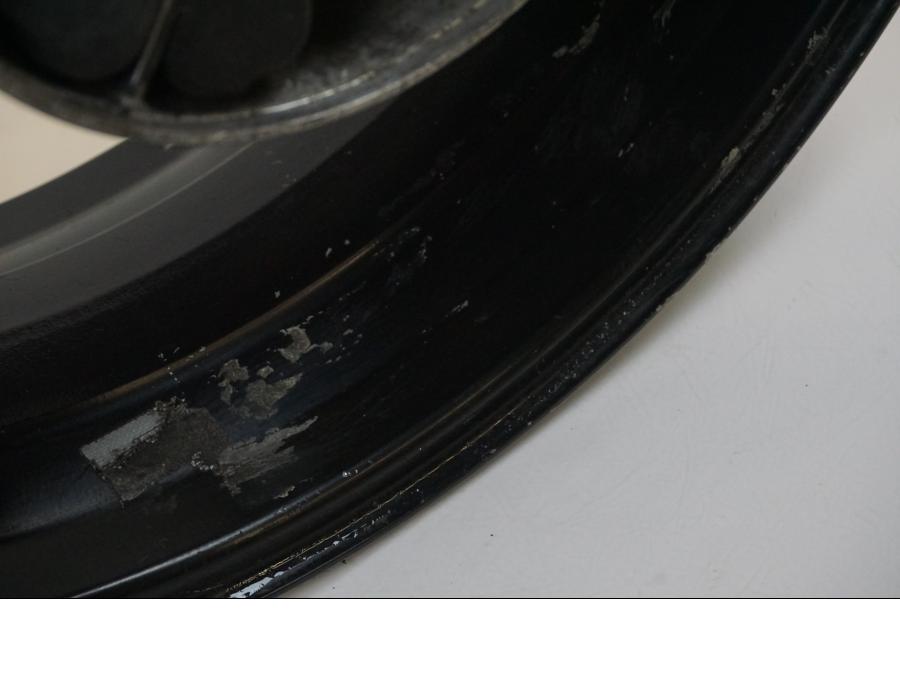 Snett nerifrån på Fälg från en Suzuki SV 650 -2005 motorcykel.