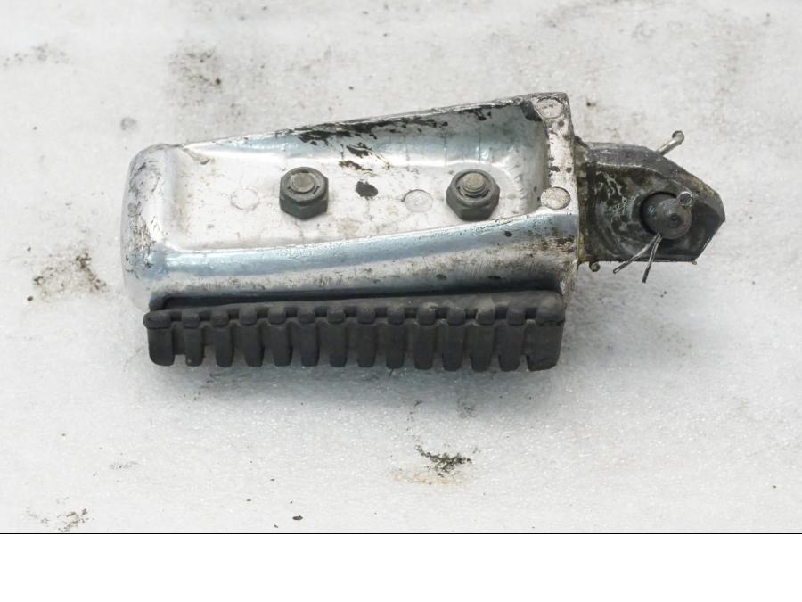 Baksidan på Fotpinne från en Yamaha XVS 650 -1999 motorcykel.