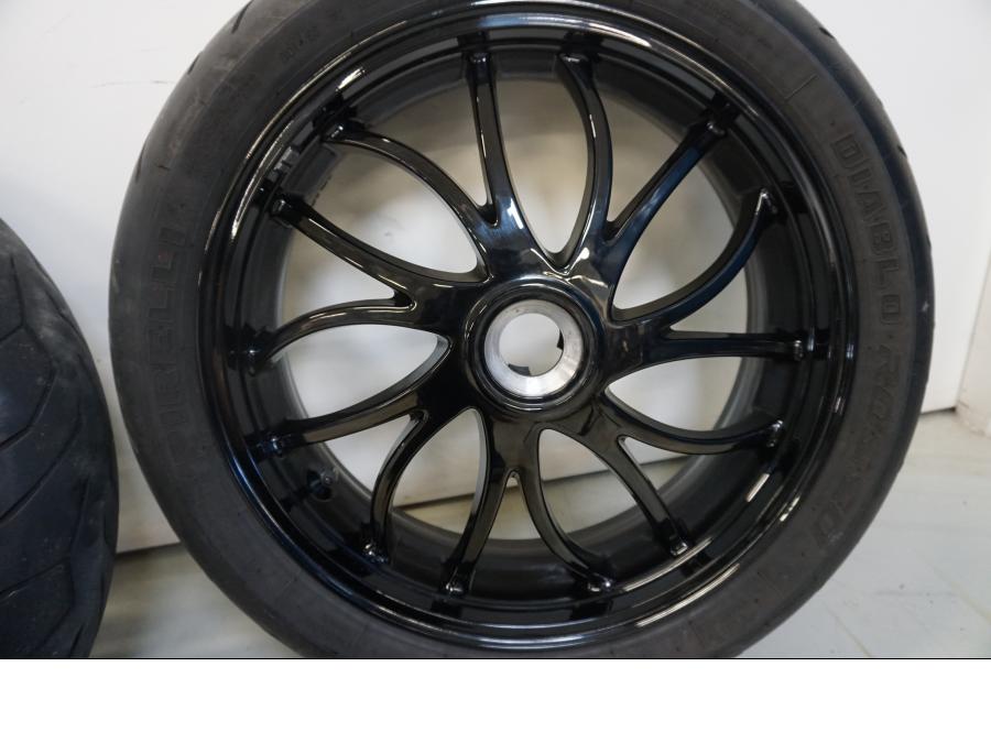 Snett uppifrån på Hjulpaket från en Triumph Speed Triple -2009 motorcykel.