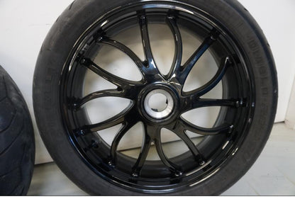 Snett uppifrån på Hjulpaket från en Triumph Speed Triple -2009 motorcykel.