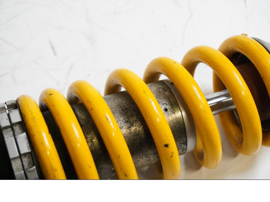 Vänster sida på Stötdämpare från en Ducati Monster 800 -2005 motorcykel.