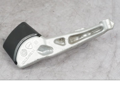 Snett nerifrån på Väskhållare från en Ducati Multistrada V4 -2024 motorcykel.