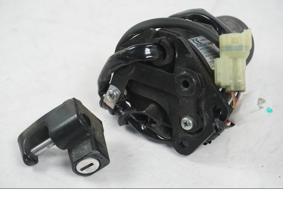 Extrabild6 på <p>Låssats från Honda VT 750 C2 2008.</p>

<p>Tändningslås, antenn, styrlås, tanklock, hjälmlås, 2st nycklar och CDI.</p> motorcykel.