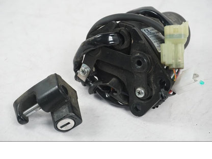 Extrabild6 på <p>Låssats från Honda VT 750 C2 2008.</p>

<p>Tändningslås, antenn, styrlås, tanklock, hjälmlås, 2st nycklar och CDI.</p> motorcykel.